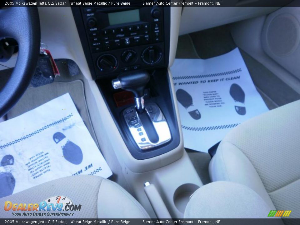 2005 Volkswagen Jetta GLS Sedan Wheat Beige Metallic / Pure Beige Photo #18