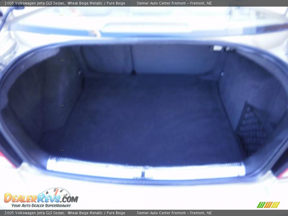 2005 Volkswagen Jetta GLS Sedan Wheat Beige Metallic / Pure Beige Photo #25