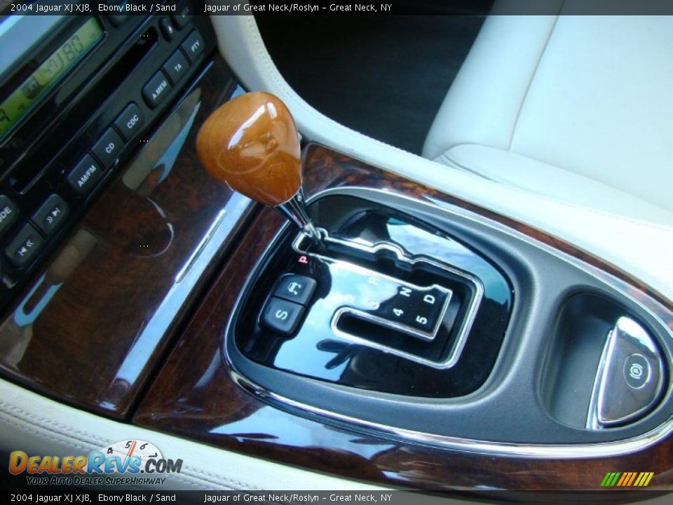 2004 Jaguar XJ XJ8 Ebony Black / Sand Photo #17