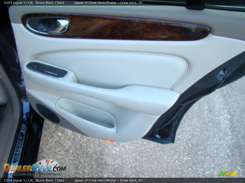 2004 Jaguar XJ XJ8 Ebony Black / Sand Photo #21