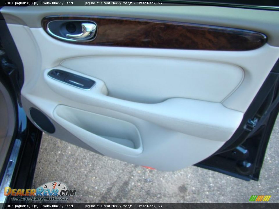 2004 Jaguar XJ XJ8 Ebony Black / Sand Photo #24
