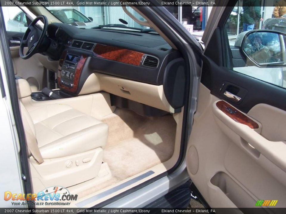 2007 Chevrolet Suburban 1500 LT 4x4 Gold Mist Metallic / Light Cashmere/Ebony Photo #12