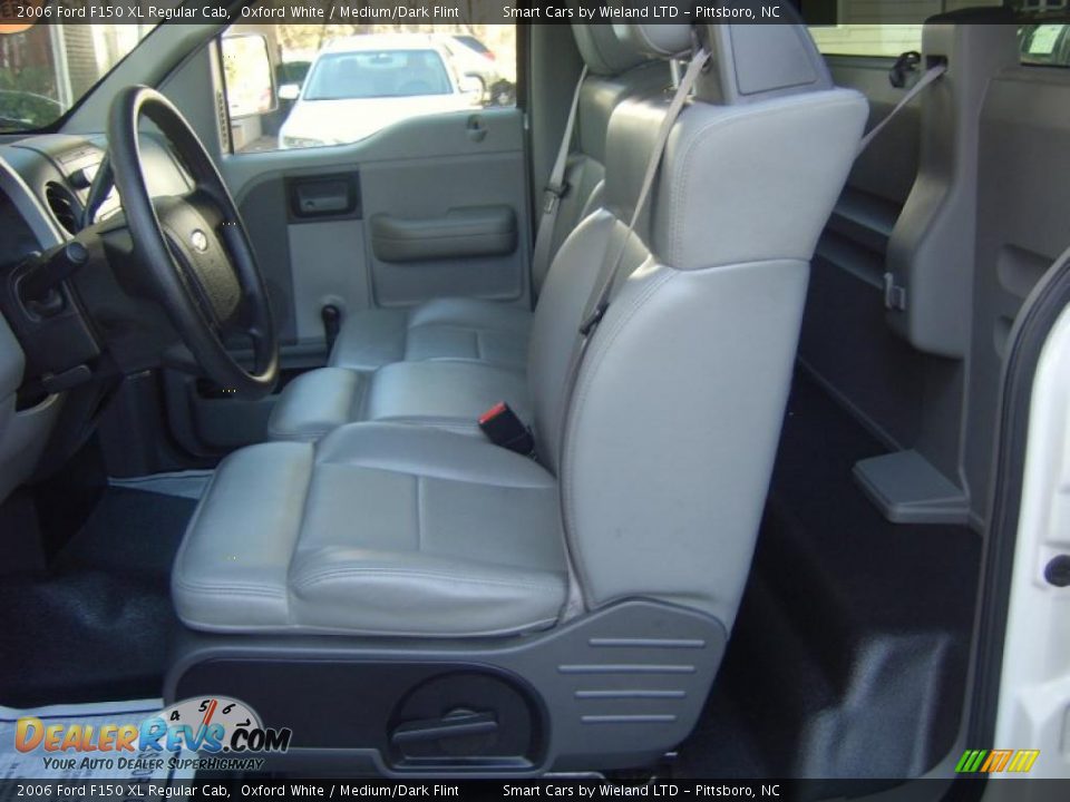 2006 Ford F150 XL Regular Cab Oxford White / Medium/Dark Flint Photo #12