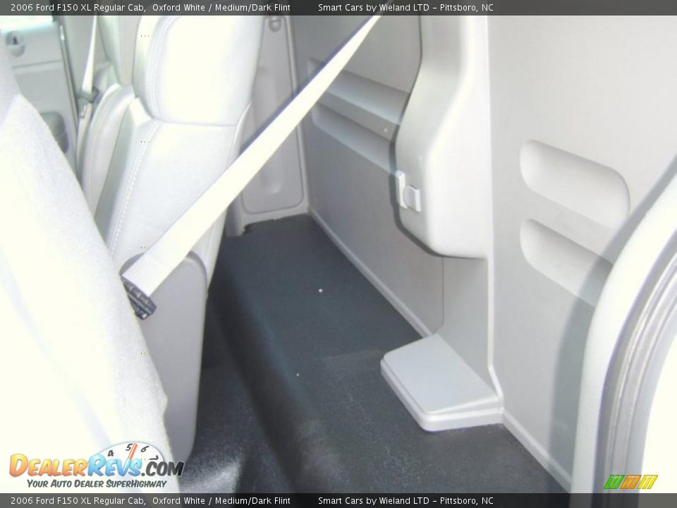 2006 Ford F150 XL Regular Cab Oxford White / Medium/Dark Flint Photo #13