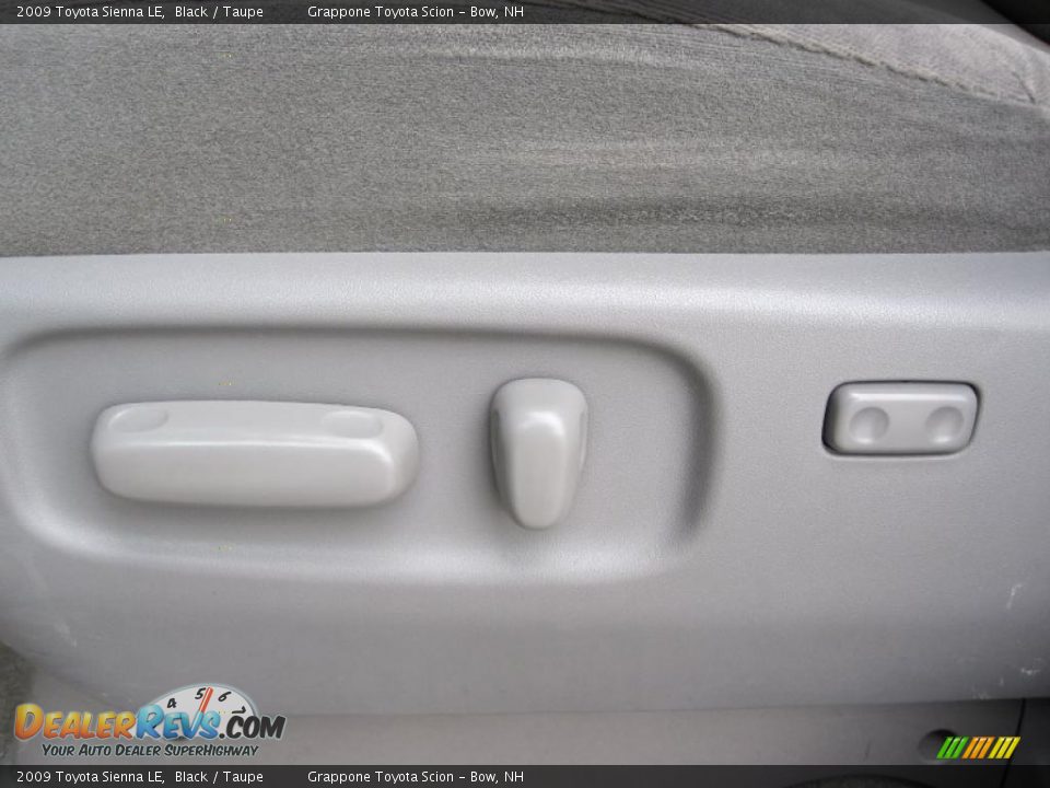 2009 Toyota Sienna LE Black / Taupe Photo #10