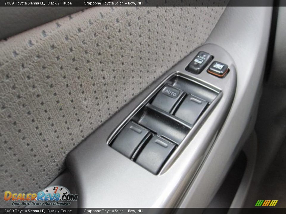 2009 Toyota Sienna LE Black / Taupe Photo #11
