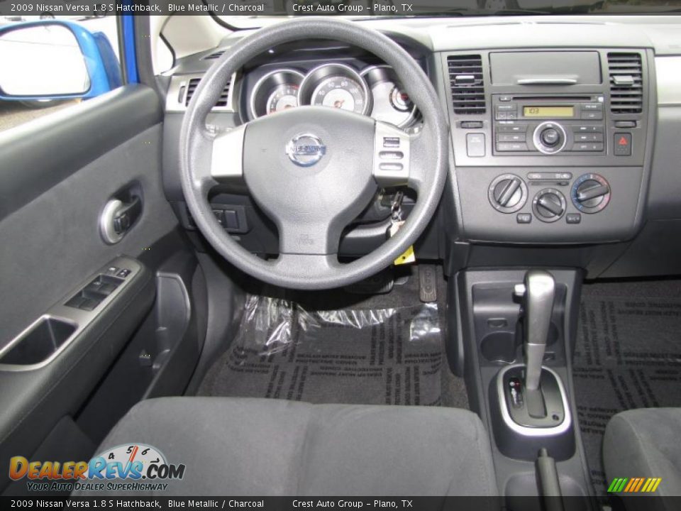 2009 Nissan Versa 1.8 S Hatchback Blue Metallic / Charcoal Photo #15