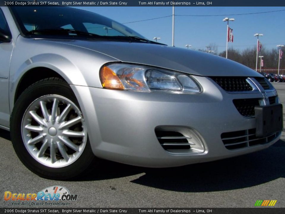 2006 Dodge Stratus SXT Sedan Bright Silver Metallic / Dark Slate Grey Photo #2