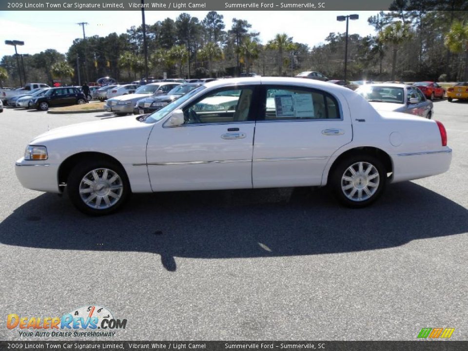2009 Lincoln Town Car Signature Limited Vibrant White / Light Camel Photo #2