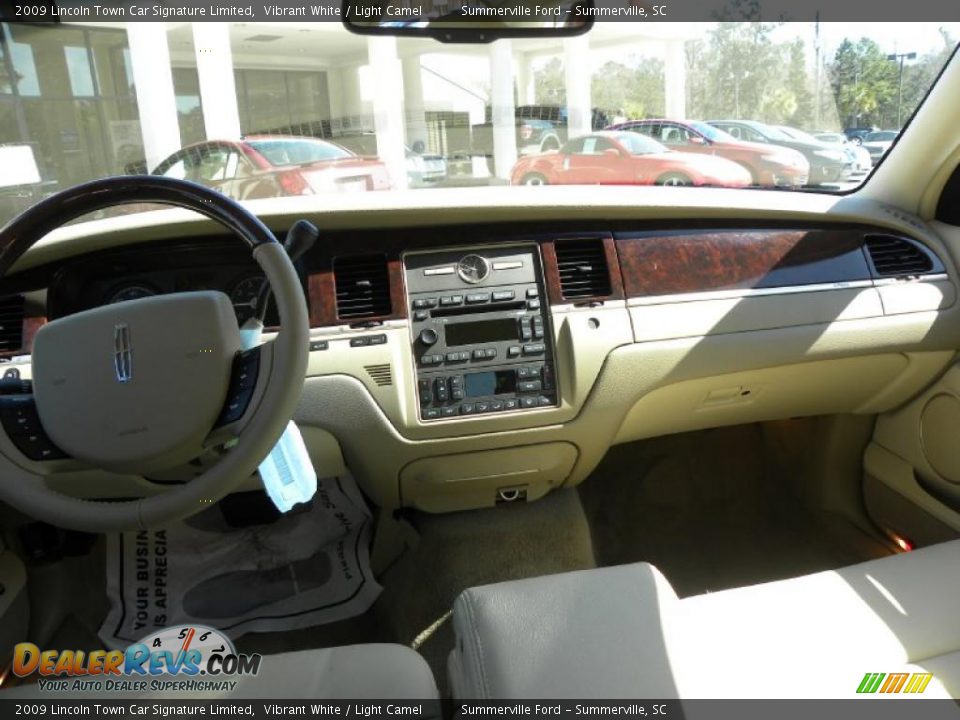 2009 Lincoln Town Car Signature Limited Vibrant White / Light Camel Photo #3