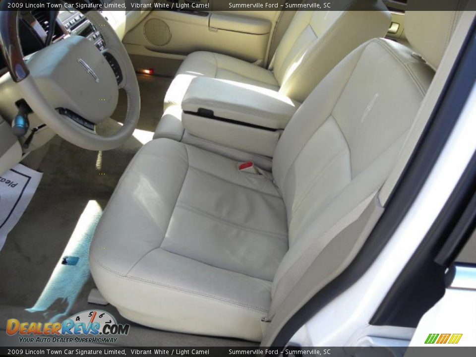 2009 Lincoln Town Car Signature Limited Vibrant White / Light Camel Photo #4