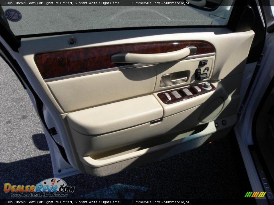 2009 Lincoln Town Car Signature Limited Vibrant White / Light Camel Photo #5