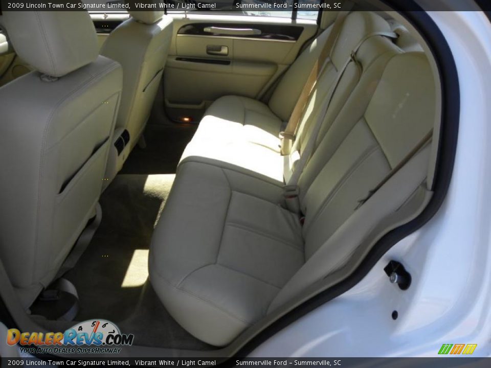 2009 Lincoln Town Car Signature Limited Vibrant White / Light Camel Photo #6