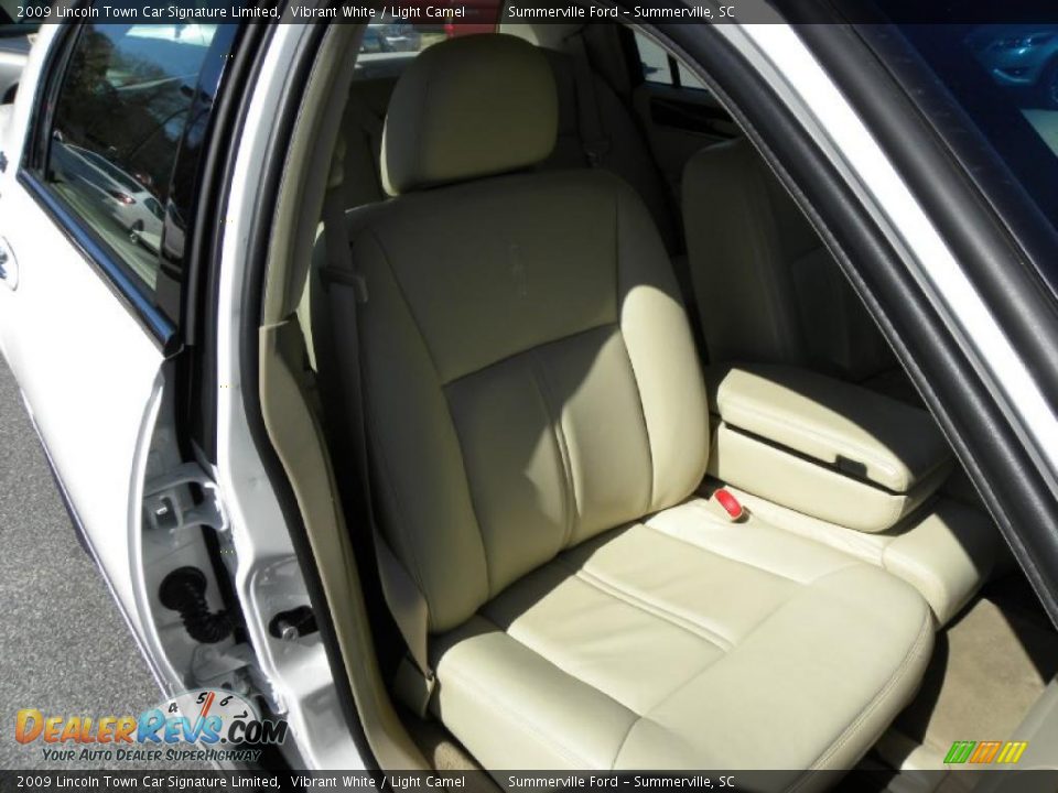 2009 Lincoln Town Car Signature Limited Vibrant White / Light Camel Photo #8