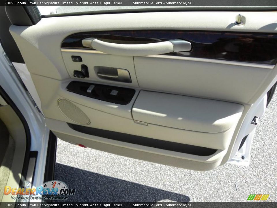 2009 Lincoln Town Car Signature Limited Vibrant White / Light Camel Photo #9