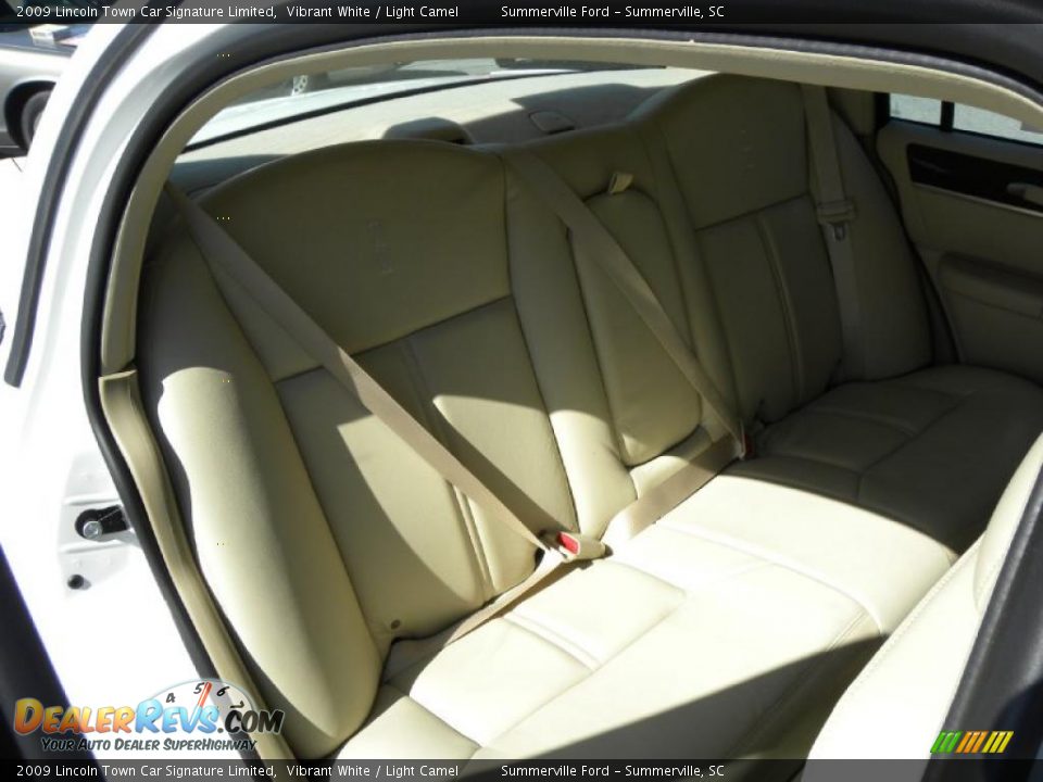 2009 Lincoln Town Car Signature Limited Vibrant White / Light Camel Photo #10