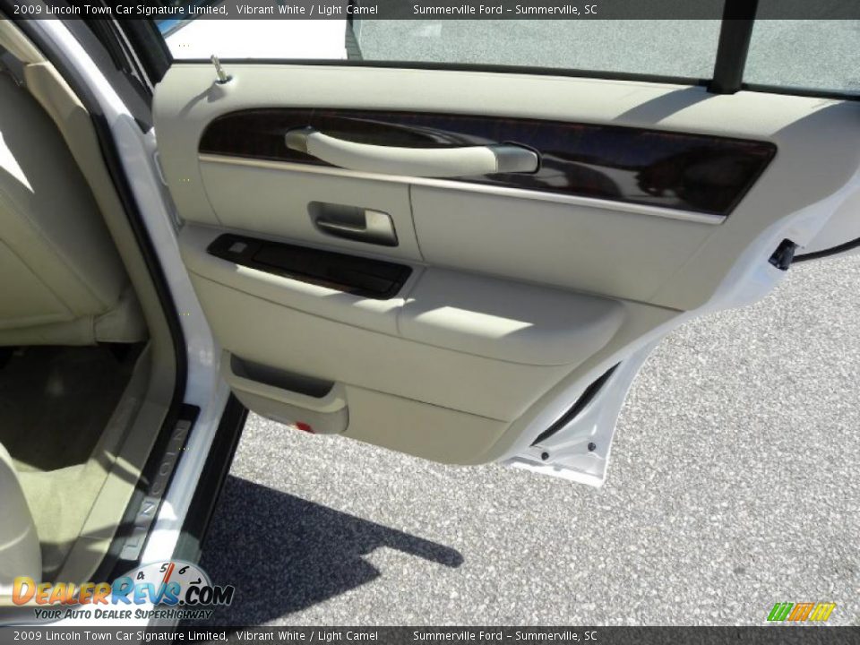 2009 Lincoln Town Car Signature Limited Vibrant White / Light Camel Photo #11