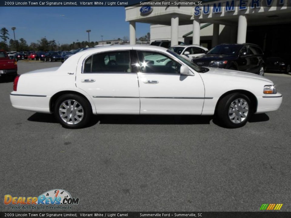 2009 Lincoln Town Car Signature Limited Vibrant White / Light Camel Photo #12