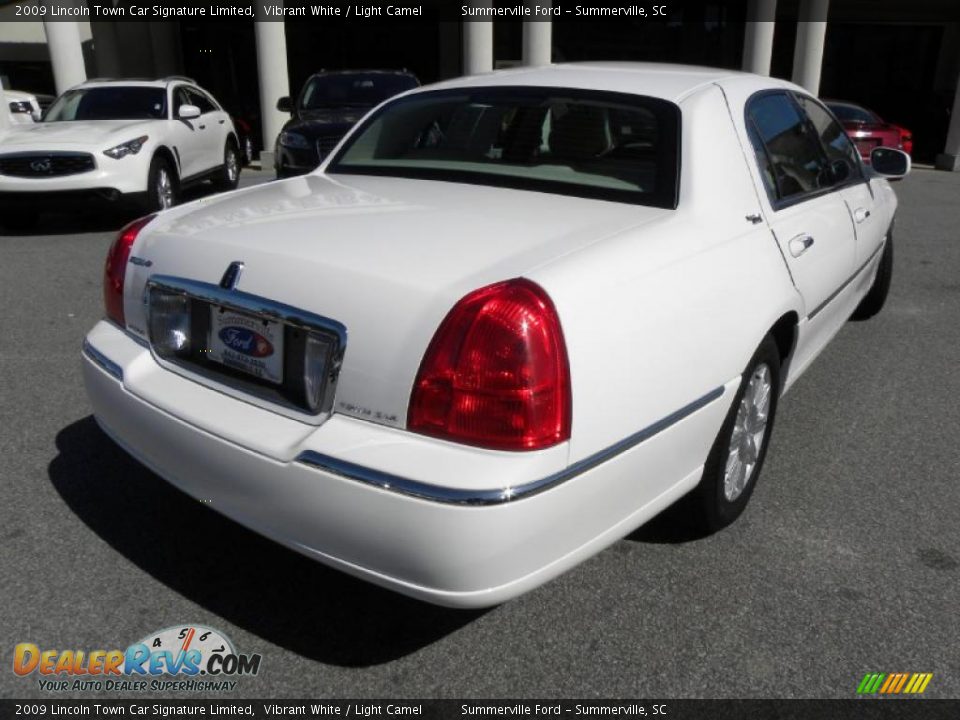 2009 Lincoln Town Car Signature Limited Vibrant White / Light Camel Photo #13
