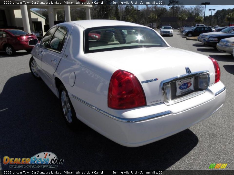 2009 Lincoln Town Car Signature Limited Vibrant White / Light Camel Photo #15