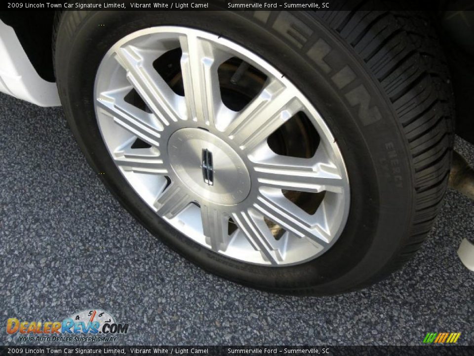 2009 Lincoln Town Car Signature Limited Vibrant White / Light Camel Photo #16