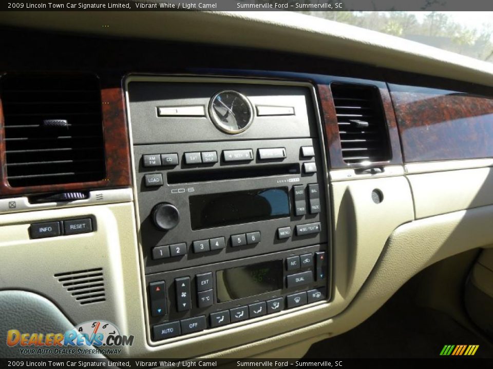 2009 Lincoln Town Car Signature Limited Vibrant White / Light Camel Photo #19