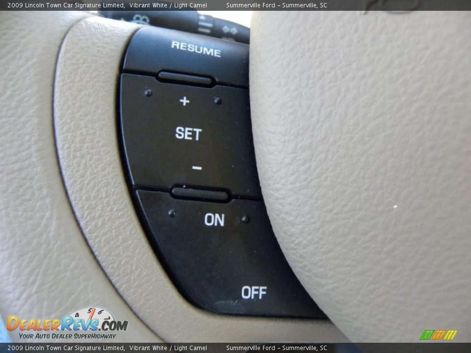 2009 Lincoln Town Car Signature Limited Vibrant White / Light Camel Photo #20