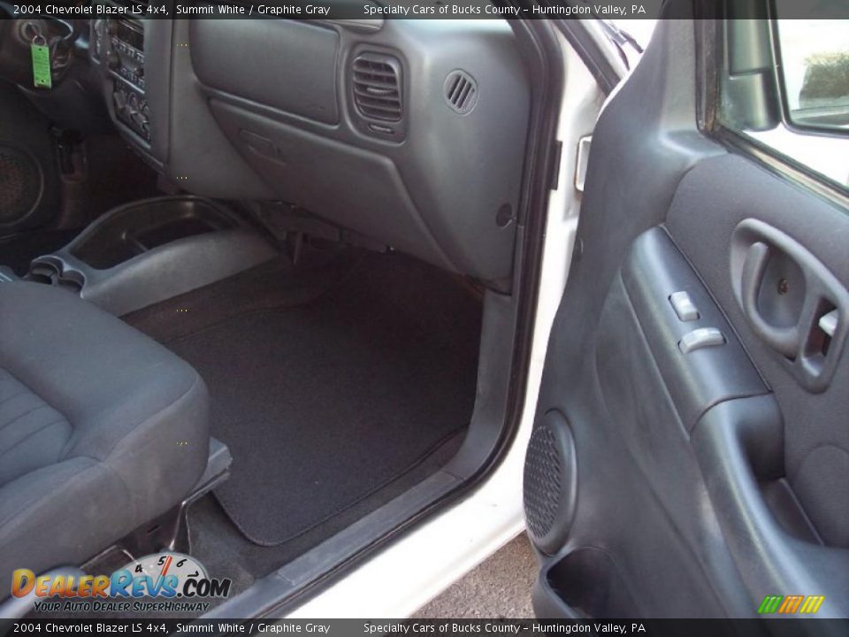 2004 Chevrolet Blazer LS 4x4 Summit White / Graphite Gray Photo #31