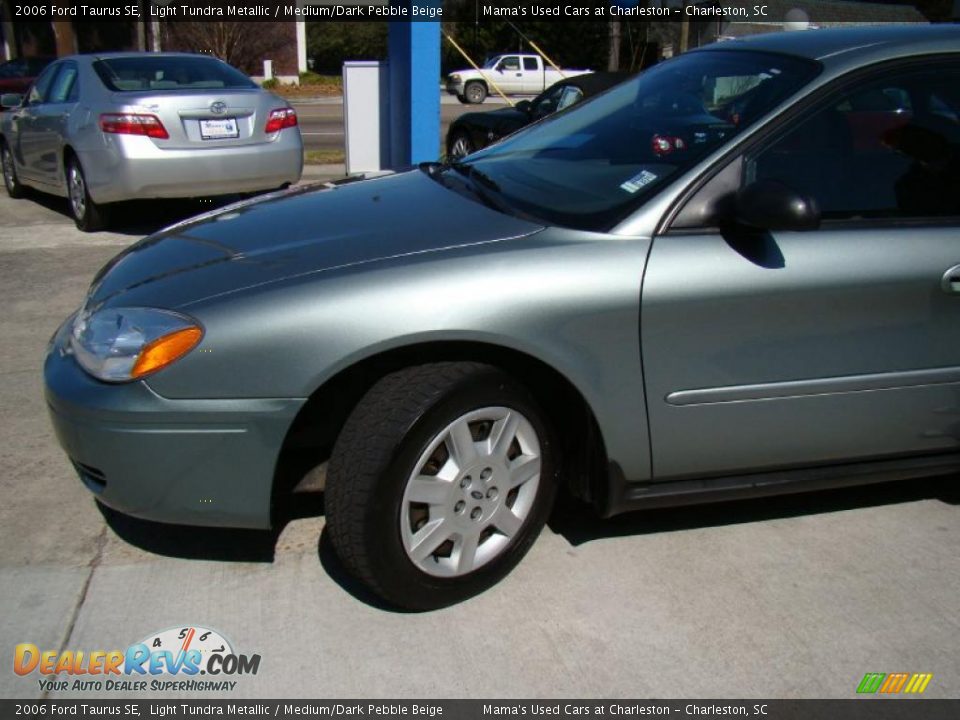2006 Ford Taurus SE Light Tundra Metallic / Medium/Dark Pebble Beige Photo #26