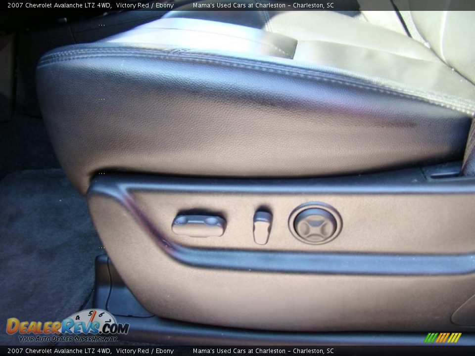 2007 Chevrolet Avalanche LTZ 4WD Victory Red / Ebony Photo #10