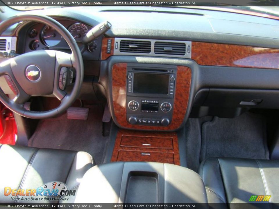 2007 Chevrolet Avalanche LTZ 4WD Victory Red / Ebony Photo #17