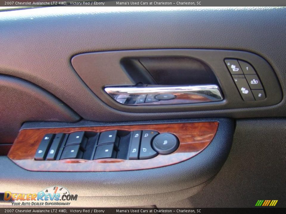 2007 Chevrolet Avalanche LTZ 4WD Victory Red / Ebony Photo #22