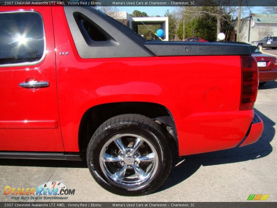2007 Chevrolet Avalanche LTZ 4WD Victory Red / Ebony Photo #32