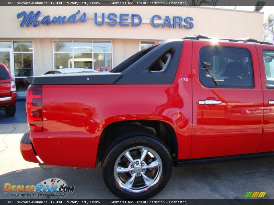 2007 Chevrolet Avalanche LTZ 4WD Victory Red / Ebony Photo #33