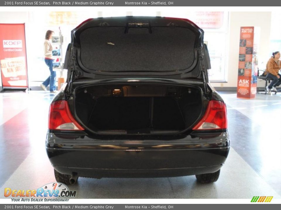 2001 Ford Focus SE Sedan Pitch Black / Medium Graphite Grey Photo #24