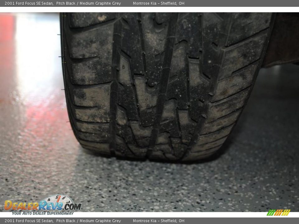 2001 Ford Focus SE Sedan Pitch Black / Medium Graphite Grey Photo #27