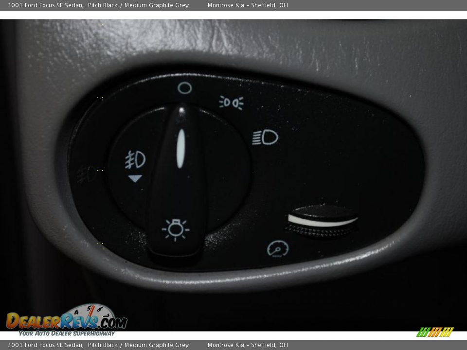 2001 Ford Focus SE Sedan Pitch Black / Medium Graphite Grey Photo #32