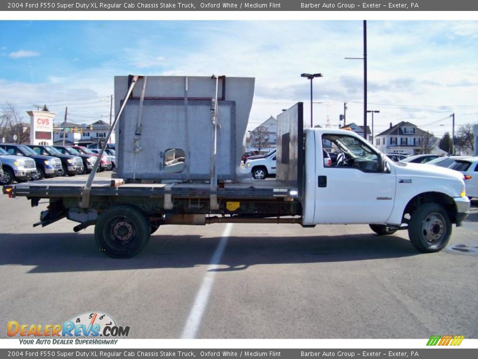 2004 Ford F550 Super Duty XL Regular Cab Chassis Stake Truck Oxford White / Medium Flint Photo #4