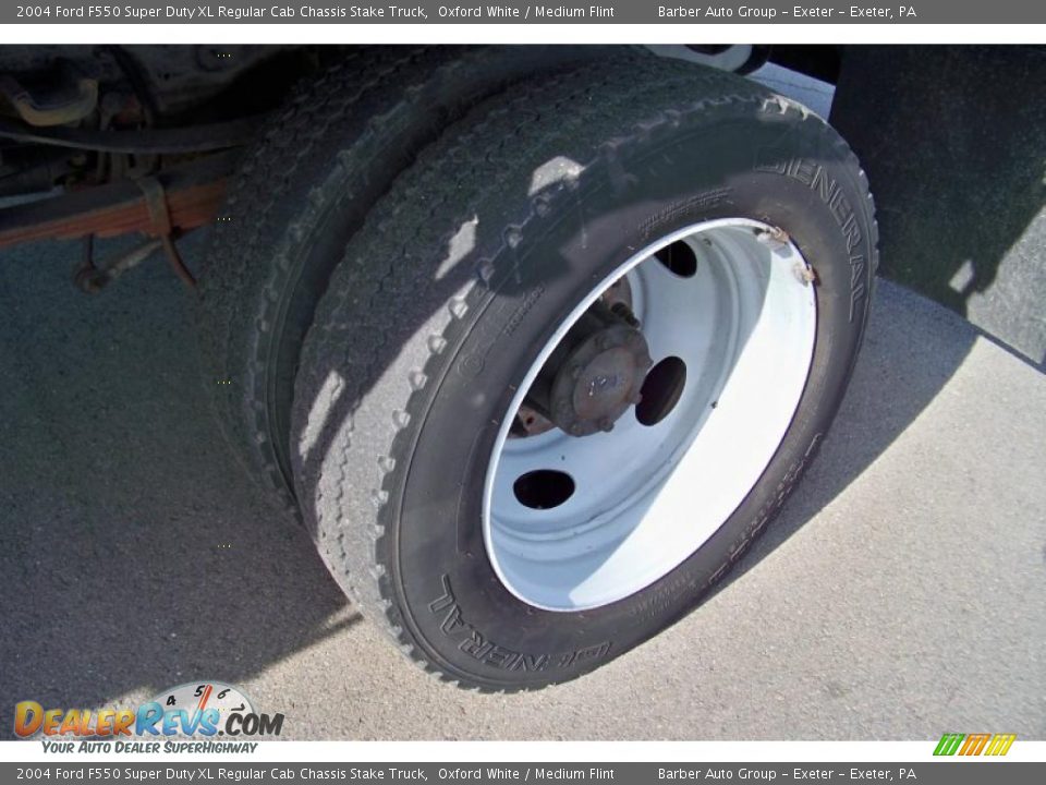 2004 Ford F550 Super Duty XL Regular Cab Chassis Stake Truck Oxford White / Medium Flint Photo #9