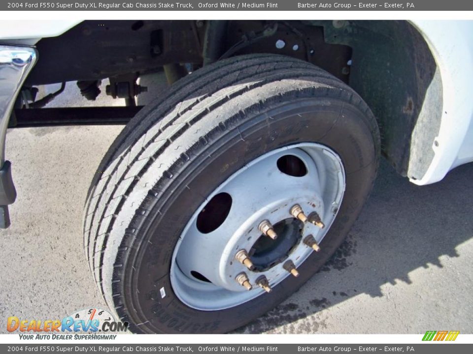 2004 Ford F550 Super Duty XL Regular Cab Chassis Stake Truck Oxford White / Medium Flint Photo #10