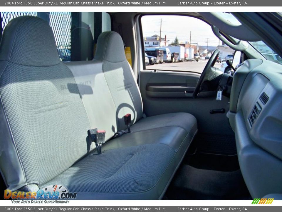 2004 Ford F550 Super Duty XL Regular Cab Chassis Stake Truck Oxford White / Medium Flint Photo #14