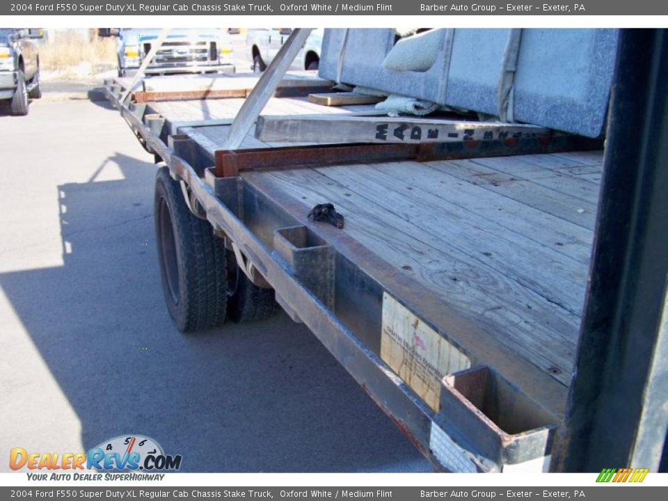 2004 Ford F550 Super Duty XL Regular Cab Chassis Stake Truck Oxford White / Medium Flint Photo #16