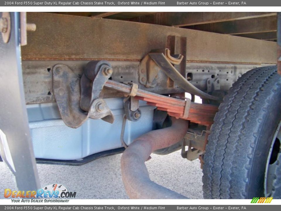 2004 Ford F550 Super Duty XL Regular Cab Chassis Stake Truck Oxford White / Medium Flint Photo #18