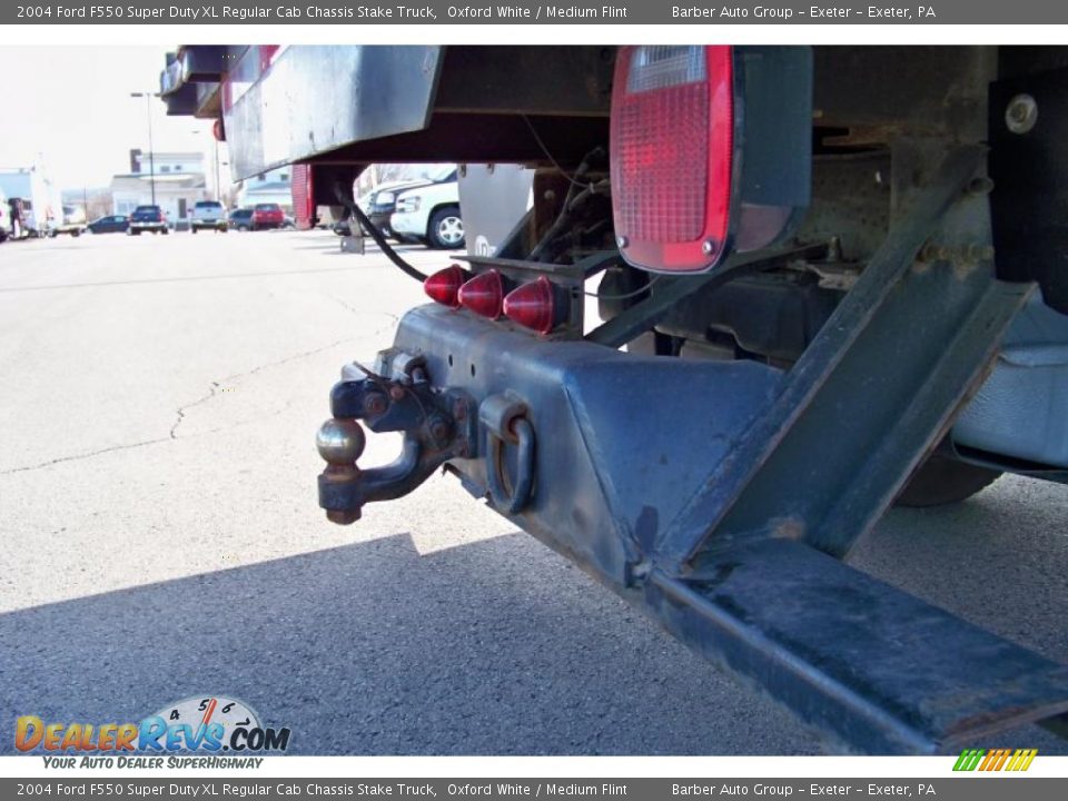 2004 Ford F550 Super Duty XL Regular Cab Chassis Stake Truck Oxford White / Medium Flint Photo #19