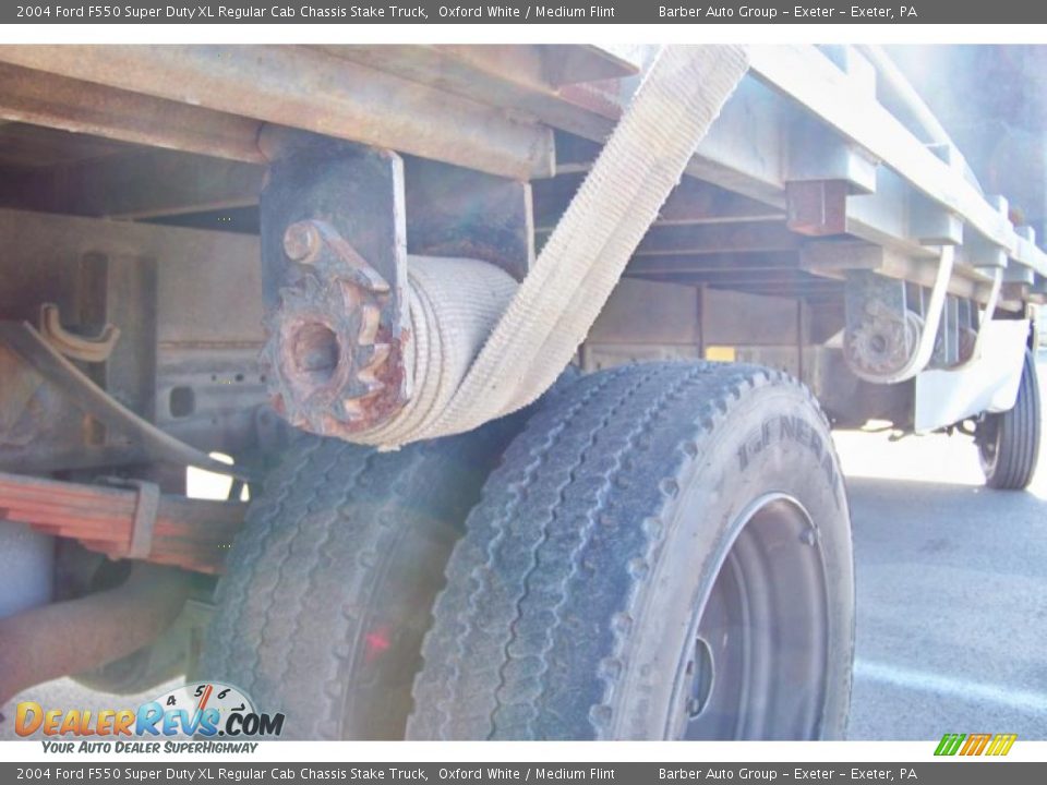 2004 Ford F550 Super Duty XL Regular Cab Chassis Stake Truck Oxford White / Medium Flint Photo #20