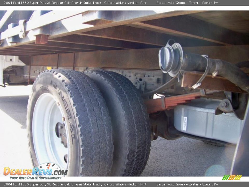 2004 Ford F550 Super Duty XL Regular Cab Chassis Stake Truck Oxford White / Medium Flint Photo #21