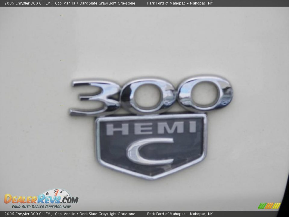 2006 Chrysler 300 C HEMI Cool Vanilla / Dark Slate Gray/Light Graystone Photo #5