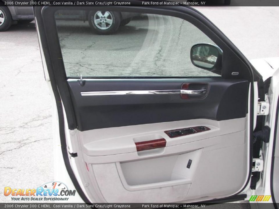 2006 Chrysler 300 C HEMI Cool Vanilla / Dark Slate Gray/Light Graystone Photo #10