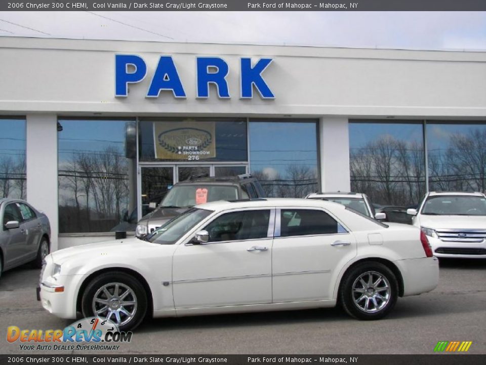 2006 Chrysler 300 C HEMI Cool Vanilla / Dark Slate Gray/Light Graystone Photo #20