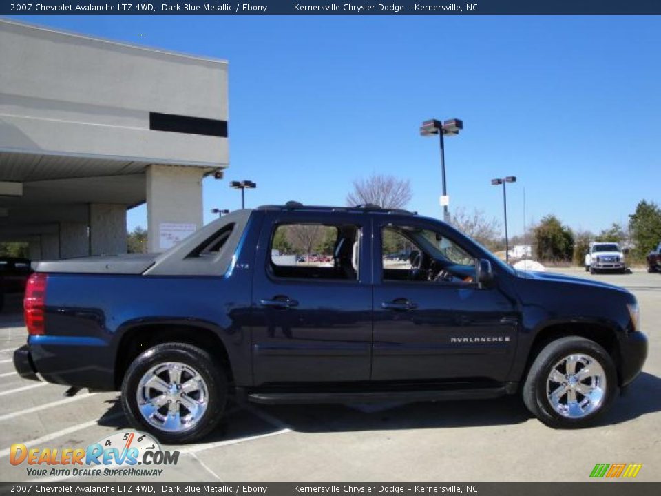 2007 Chevrolet Avalanche LTZ 4WD Dark Blue Metallic / Ebony Photo #2